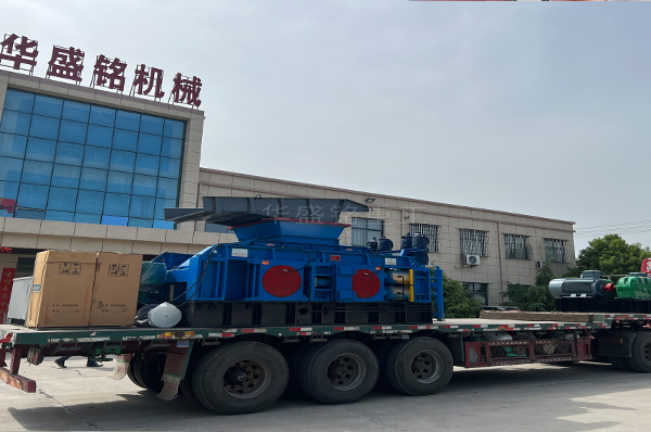 大(da)型對(dui)輥破碎(sui)機+振(zhen)動(dong)篩(shai)裝車髮(fa)徃雲南